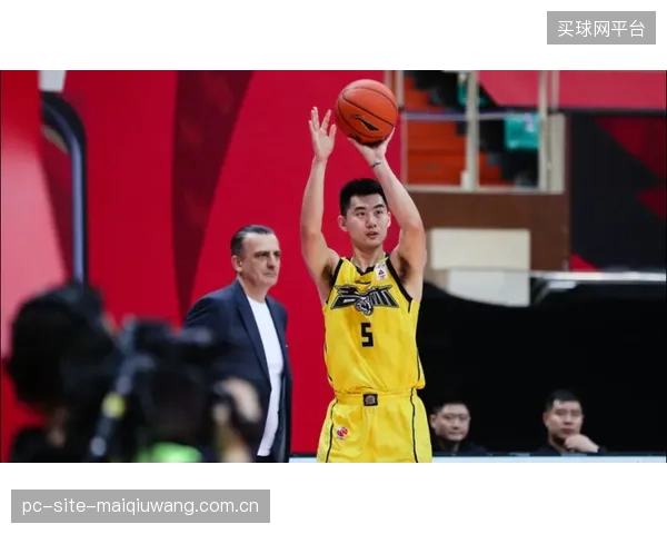 主教练卡塔尼奇务实的战术风格为球队注入了纪律性，其临场指挥将是球队成败的关键。